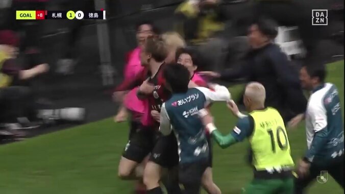 【映像】岩政監督、劇的ゴール⇒50m大爆走で選手の元に突っ込む瞬間