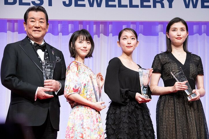 浜辺美波、バレンタインの予定を聞かれ「ウフフ。父と祖父にチョコをあげたいです」