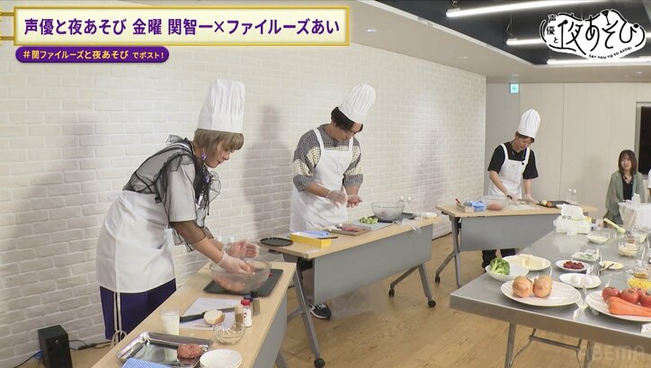 【写真・画像】関智一VSファイルーズあい、手作りハンバーグ対決開幕!ファイルーズあい、“女性声優の手料理”ブランドで審査員を誘惑!? 3枚目