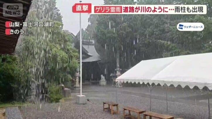建物の屋根から流れ落ちる大量の水