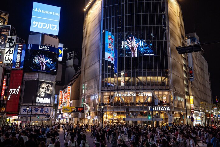 欅坂46、新グループ名は「櫻坂46」に決定 渋谷スクランブル交差点の街頭ビジョンでサプライズ発表