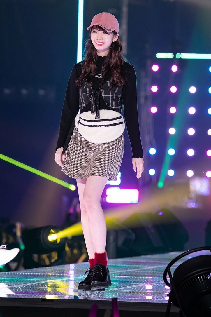 けやき坂46高本彩花が投げキッスで客席魅了、『TGC』でランウェイデビュー