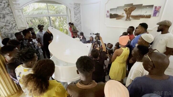 ToshIがアフリカで群衆に囲まれ熱唱！「カオスw」「なぬ本物！？」ひろゆきのアフリカ旅に注目集まる