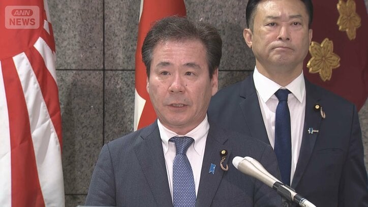 10/12　会見する小鑓防衛副大臣