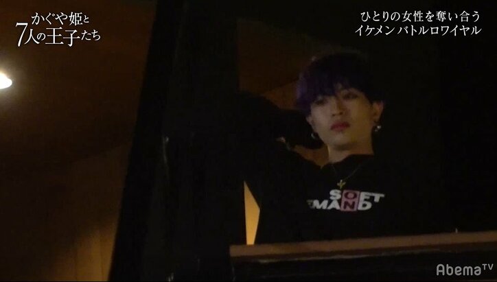 「もっと近くに…」ナイトプールでハワイ出身イケメンがバックハグで大胆行動！