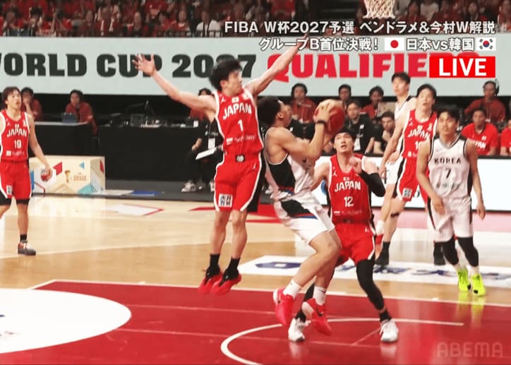 齋藤拓実の後ろからタイミングを測る渡邊雄太