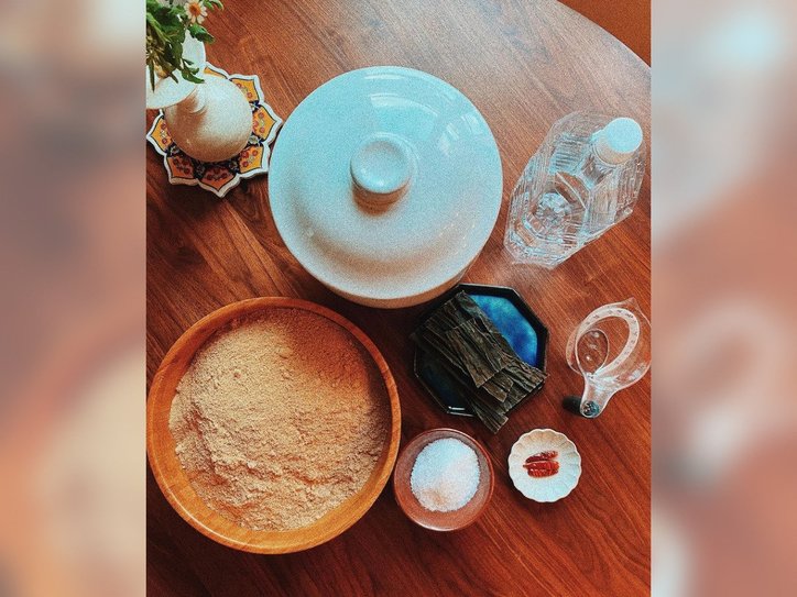 【写真】糠漬けに必要な材料が机に並べられている。