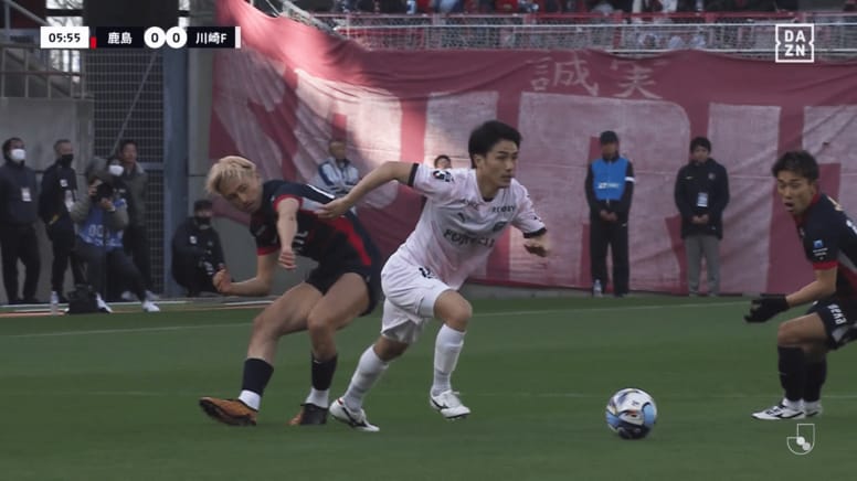 「マジで別格だ」大島僚太が鈴木優磨を吹っ飛ばす！「本当に怪我明け？」超強靭＆華麗な“キング・ターン”にファン騒然「お金の取れる選手」