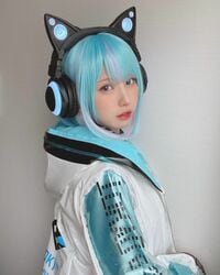 えなこ、近未来のような青髪＆猫耳ヘッドフォン姿にファン沸騰「カワエエの極み」「組合わせ最高」