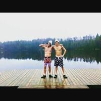 「腹筋エグい」「かっこよすぎます」磯村勇斗、大自然をバックに肉体美を披露しファン歓喜