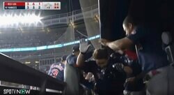 一体、何が起きた！？ 吉田正尚、“起死回生弾”でハプニング発生… 興奮しすぎたチームメイトの様子がおかしくなる「叩きすぎw」「全員めっちゃ嬉しそう」