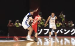 「なんだ今の！」富樫勇樹の“魔法のノールックパス”にファン衝撃「背中に目がついとんのか？」「めちゃくちゃうまい」川真田紘也に絶品アシスト【バスケ日本代表】