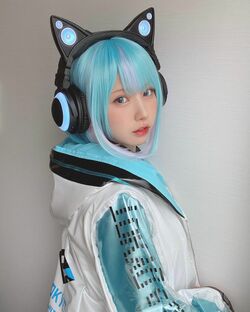 えなこ、近未来のような青髪＆猫耳ヘッドフォン姿にファン沸騰「カワエエの極み」「組合わせ最高」