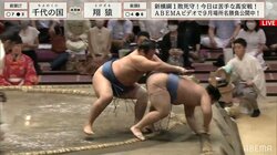 土俵下で珍しい「でんぐり返し落下」翔猿、柔道ばりの受け身で無傷にファン「すごいな」「もう一回見たい」