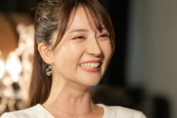 男性陣全員に“ハグ以上”！ 魔性の美脚グラドル、ギリギリ丈のミニスカ＆へそチラで誘惑連発