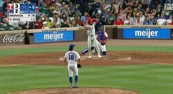 球場騒然！ 一体、何が起こった…！？ 今永昇太の“魔球”でアクシデント発生　フルスイングしたバッターの様子がおかしくなる「怖すぎるだろ」「飛ばしすぎ」