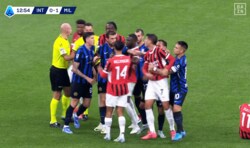 「かかってこいよ！」ミラノ・ダービーで喧嘩勃発！「ど突いたバストーニにカードなしかよ」「モラタが一番キレてる」一触即発の事態にファン騒然