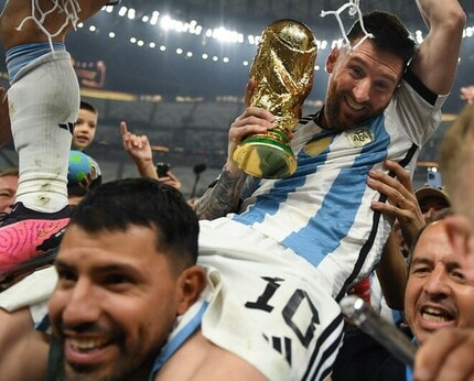 親友メッシへの忠誠心が実を結ぶ！アグエロ、カタールW杯で掴んだ“もう