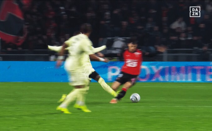 「何やってるんだよ…」超危険な“踏みつけ”で一発退場！「ソックスが破れてる」「足首が…」モナコ主将の愚行にファン騒然 3枚目