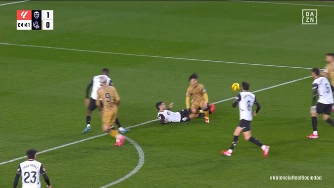 【映像】久保建英、カニばさみタックルを喰らった瞬間