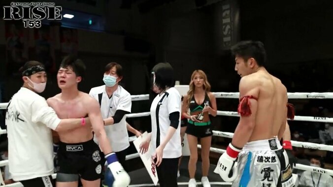 レフェリーが声を荒げ「当たってない」“ローブロー”アピールを完全否定する珍事 「フリは初めて見ました…」解説も困惑 3枚目