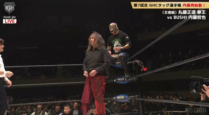 リングでゆっくりと服を脱ぐ内藤