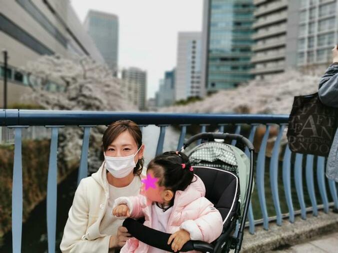  高橋真麻、家族で花見に出かけるも「夫は写真を撮ってくれない」  1枚目