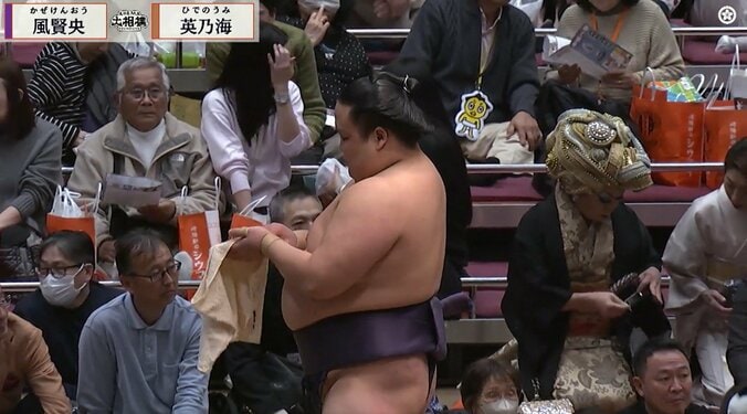 十両の取組から会場入りしたマダム・レジーヌさん