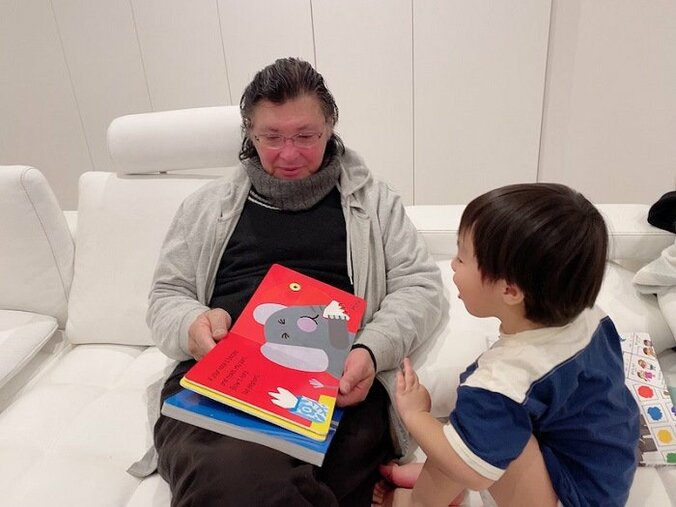 アレク、父が来訪し息子と交流「絵本読んでるよ」 1枚目