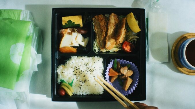 お葬式のお弁当、お通夜のお寿司、ひとりで食べる冷凍パスタ…映画『ウィーアーリトルゾンビーズ』のリアルな食事写真 2枚目