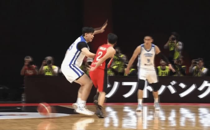 ビハインドパスを出す富樫勇樹