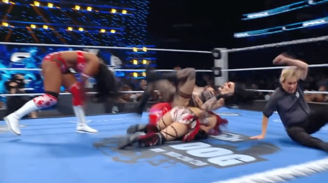 ラッシュ（写真左）がリアをぶん投げてイヨを剥がす