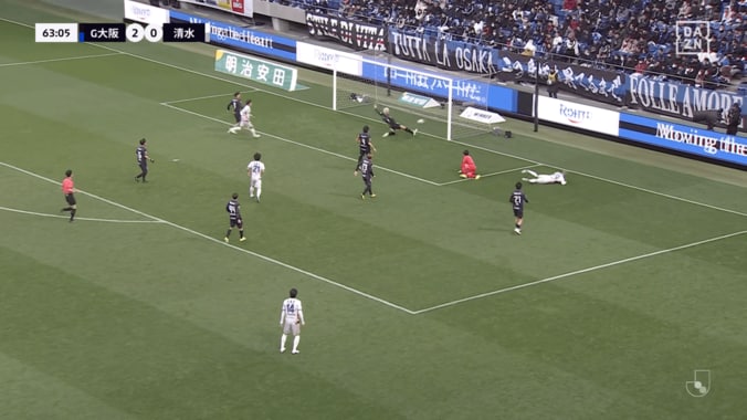 元日本代表DFが「もうGKなんよ」仰天の“神クリア”にSNS騒然！「月間ベストセーブ級やw」三浦弦太がG大阪を救った瞬間 3枚目