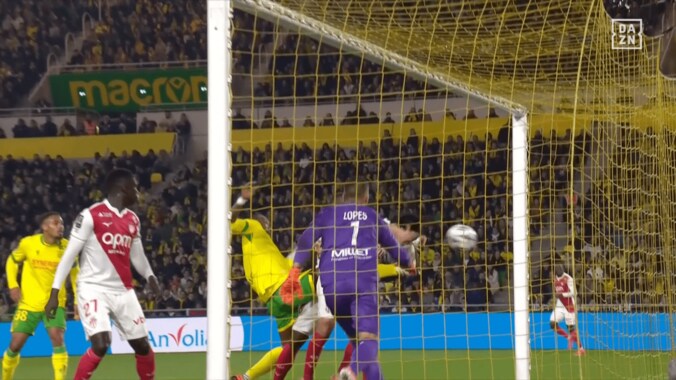 物議！南野拓実の“ゴール取り消し”に現地ファン怒り「信じられない判定」「画像じゃ何もわからない」VARの“証拠”が微妙すぎる？ 5枚目