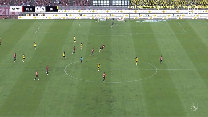 「数年に一度レベルのスーパーゴール！」豪快過ぎる40m級ミドルシュート炸裂でスタジアム騒然「理不尽」「これはエグ過ぎる」 4枚目