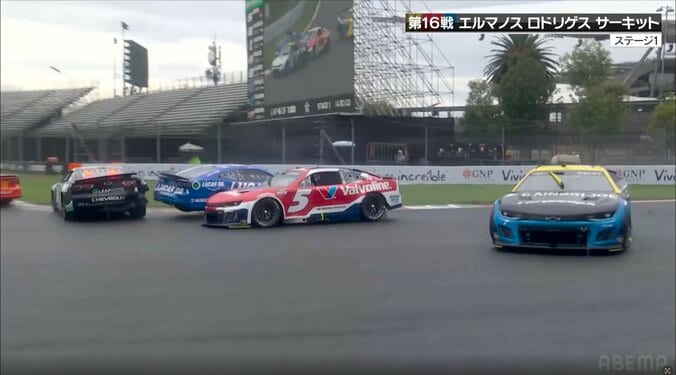 8号車のカイル・ブッシュが引き金となる