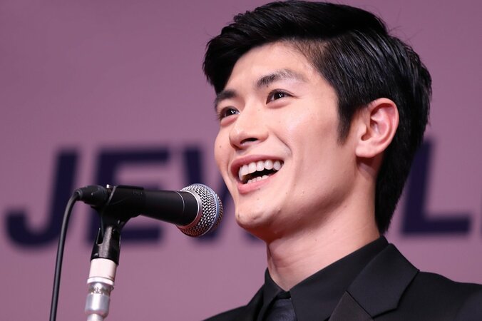 三浦春馬、高額ジュエリーで身を飾り「本当に興奮しています」 3枚目