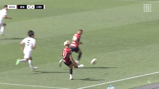 衝撃級！ 鈴木優磨の“神スルーパス”にファン騒然「ほら打てよ！ってメッセージ付き」「ケインやん」「スピードもコースも完璧」決勝点アシストの瞬間 5枚目