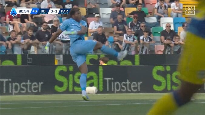 鈴木彩艶、“飛びすぎ”パントキックに実況「90m近く飛んでいる」 実際は70m超えも…思わず一言「ここまでいく」衝撃の光景 2枚目