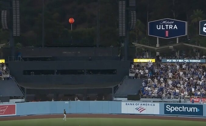 【写真・画像】ボールどこ行った…！？ 大谷翔平、“高速”特大アーチは「ロケット弾」 打球速度183キロでバックスクリーンに着弾… ファンがドン引き「飛ばしすぎw」「飛距離ヤバいな」　1枚目