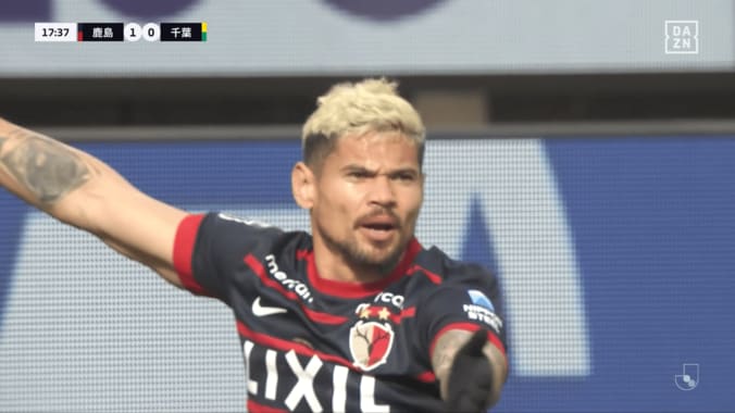 ファウルを主張するレオ・セアラ