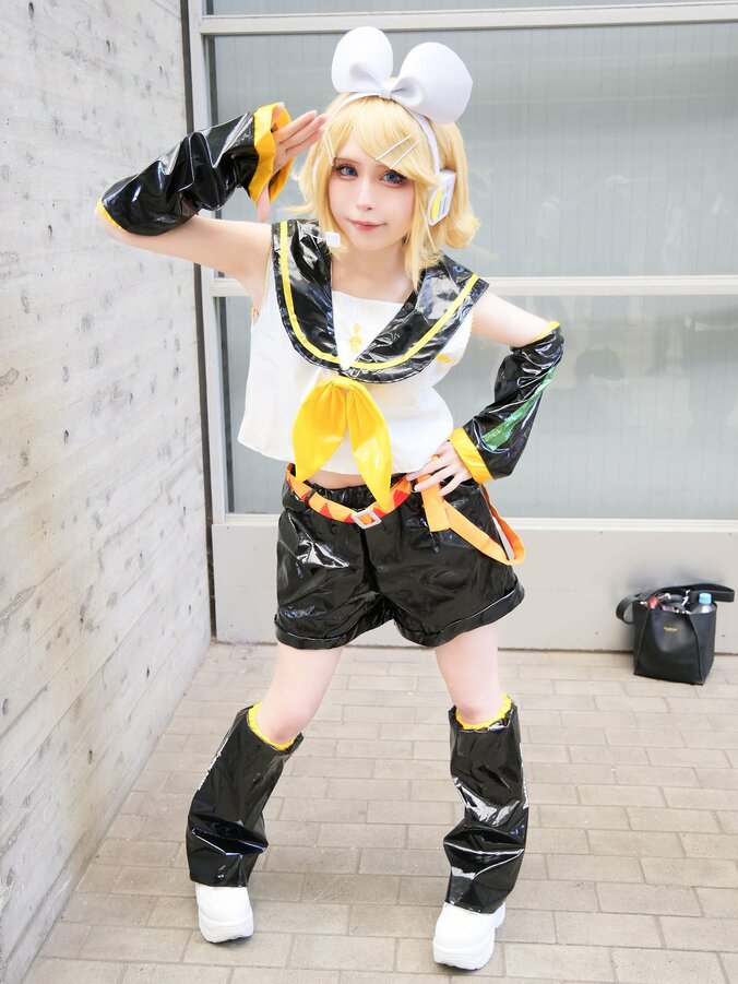 [Photos/Images] Posing to Capture the Little Sister Vibe... Cosplaying the Energetic Kagamine Rin 2nd
