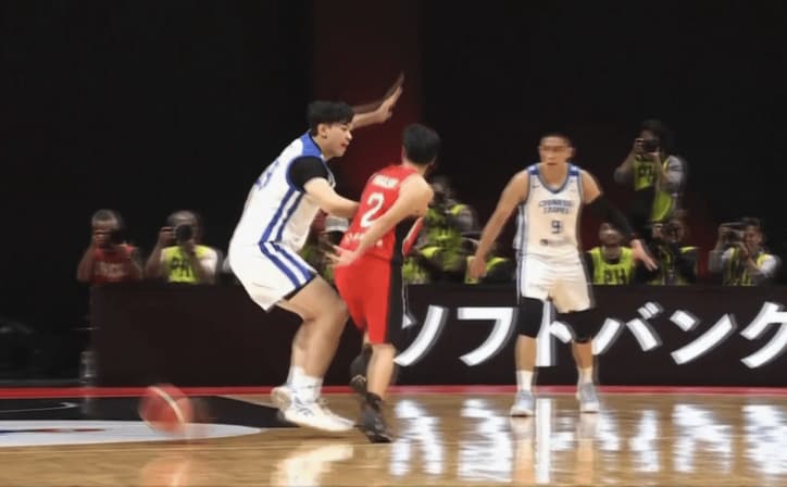 ビハインドパスを出す富樫勇樹