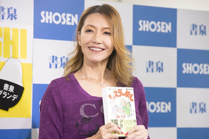 長与千種、暴行男とのもみ合いで“後遺症” 「左手小指が曲がらなくなった」と告白