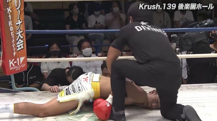 2日前オファーで緊急参戦も「壮絶」KO負け 前のめりで“うつ伏せ大の字”に「漢気」か「無茶振りか」賛否の声 勝ち名乗りを振り払って敗者に駆け寄った勝者には称賛の声も
