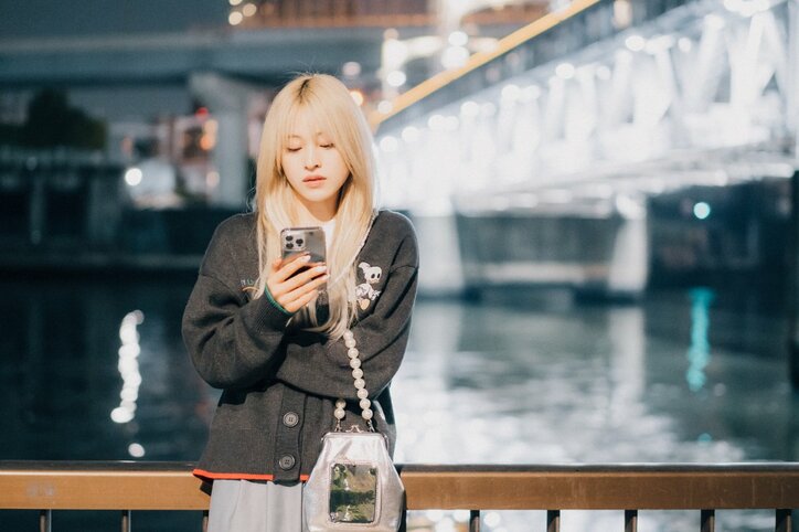 人目を気にせず熱烈ハグ！復活したガルプラ出身・永井愛実と韓国男子の感動の再会に飯豊まりえも涙『花束オオカミ』第11話