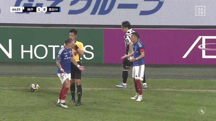 【映像】後頭部にジャンピングニーを喰らう危険接触の瞬間