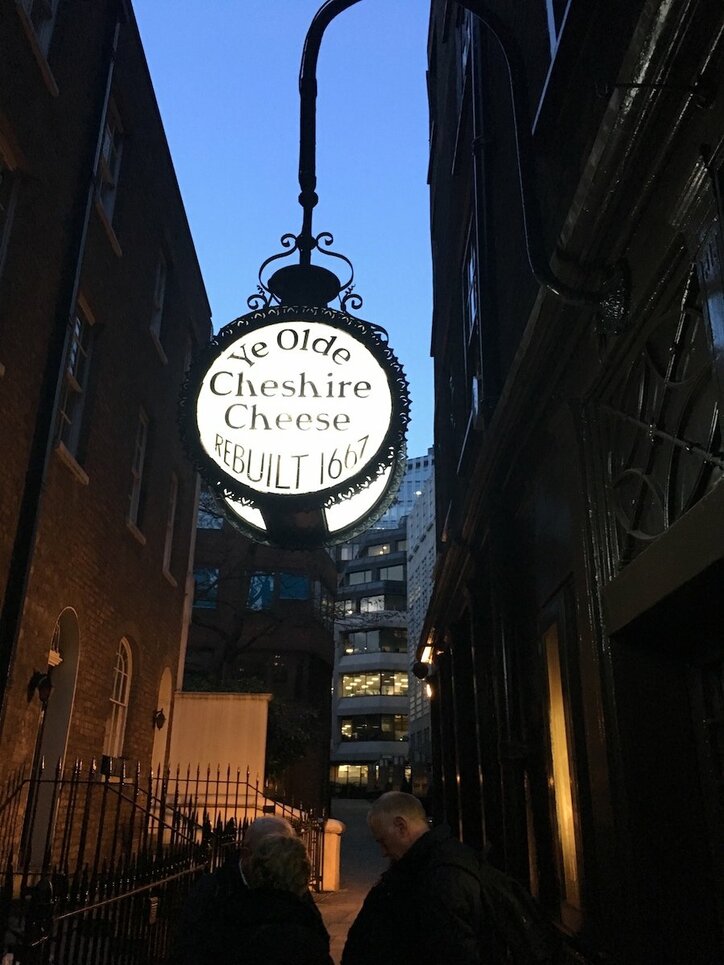 店内はまるで迷宮！  ロンドンの元修道院パブでフィッシュ＆チップスとビールを堪能