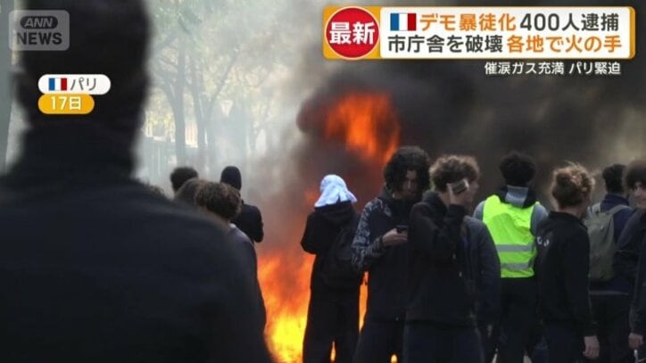道路の真ん中から黒煙