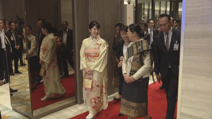 【写真まとめ】民族衣装をまとって　笑顔にあふれた愛子さまのラオス訪問の様子をたっぷりと　端正なペールブルーで出発　乾杯は華やかなピンクで　そのファッションにも注目【初の外国公式訪問】